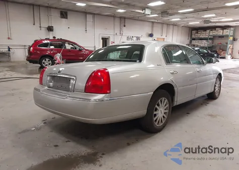 2007 Lincoln Town Car Signature из США, поврежденный, VIN 1LNHM81V47Y620308
